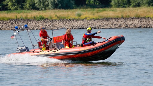 Einsatzkräfte der DLRG bei einer Rettungsübung auf dem Rhein