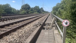 Freigelegter Kabelschacht an der Bahnstrecke zwischen Köln und Düsseldorf