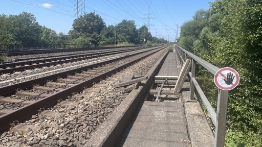 Freigelegter Kabelschacht an der Bahnstrecke zwischen Köln und Düsseldorf