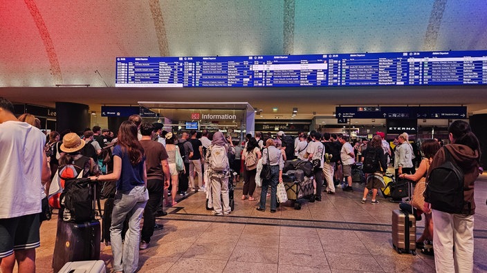 Lange Schlangen vor den Info-Schaltern am Hauptbahnhof Köln