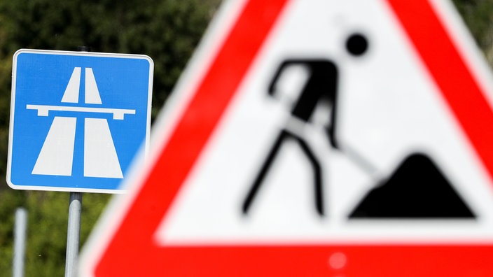 Ein Schild weist auf eine Baustelle auf einer Autobahn hin