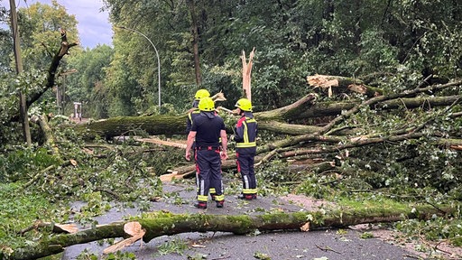 Feuerwehr im Einsatz nach dem Umwetter in Mönchengladbach