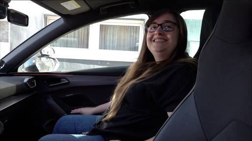 Fahrlehrerin Lisa Hanzik in ihrem Fahrschulwagen