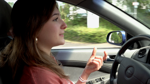 Fahranfängerin Nele Kotysch sitzt am Steuer ihres Autos