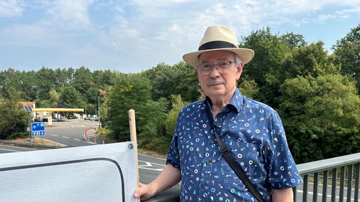 Älterer Herr mit Hut und Brille