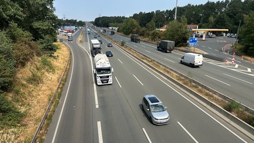 Mäßig befahrende Autobahn am Tag.