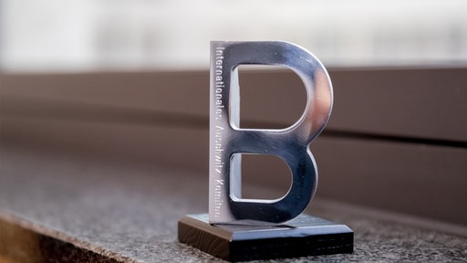Eine Skulptur zeigt ein B für die Auszeichnung "to B remembered"