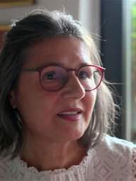 Ein Portrait einer Frau vor einem Fenster