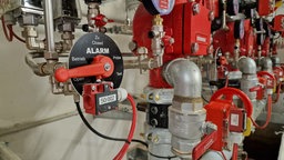 Eine Drehscheibe zum Auslösen von Alarm an einer technischen Anlage.