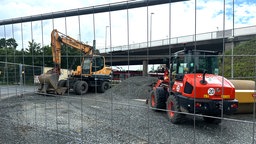 Zwei Bagger vor Brücke mit Baustelle in Langenfeld
