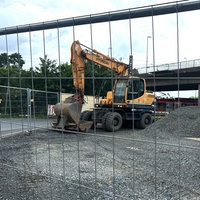 Zwei Bagger vor Brücke mit Baustelle in Langenfeld