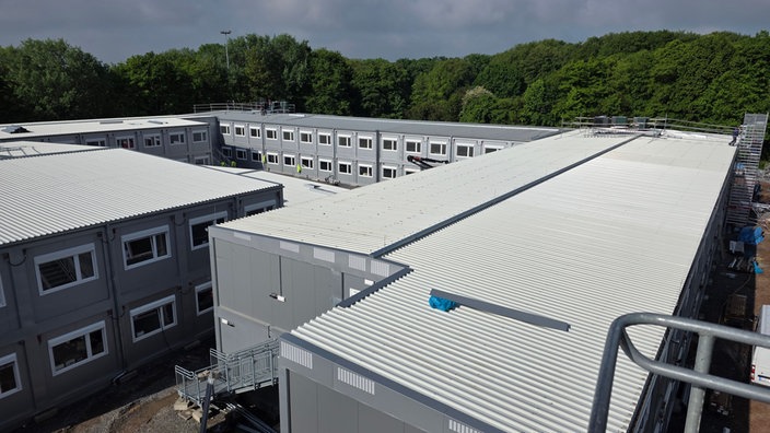 Eine große Containerformation mit Fenstern von oben 
