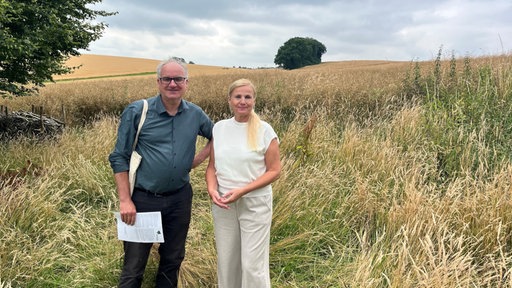Ein Mann und eine Frau stehen auf einem großen Feld