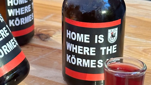 "Home is where the Körmes is" steht auf Bierflaschen 