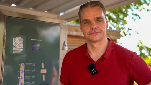Christian Horstmann, Betreiber der Hundewaschanlage in Monheim, steht vor der Anlage.