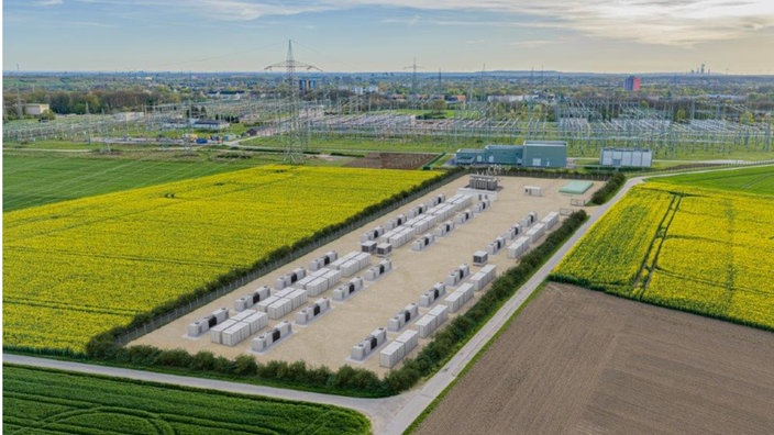 Felder und Batteriespeicher dazwischen 