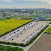 Felder und Batteriespeicher dazwischen 