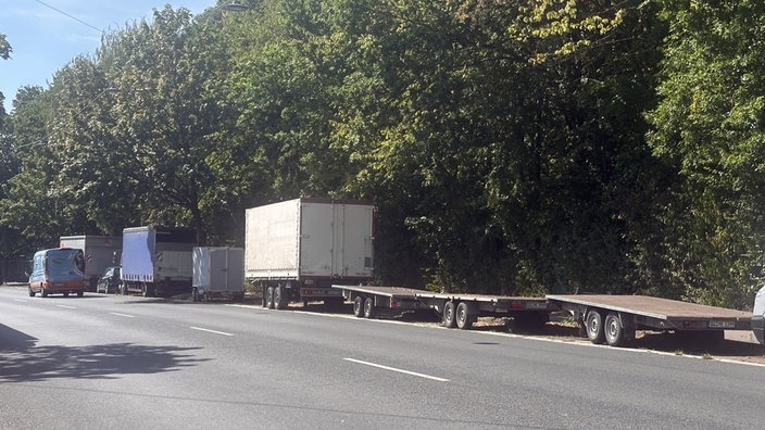 Schneiderstraße in Langenfeld mit zugeparktem Seitenstreifen durch Anhänger und LKW