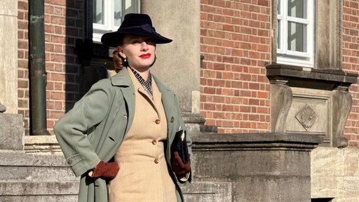 Lenina in Vintage Kleidung
