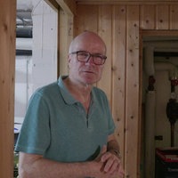 Ein Mann steht vor seinem Heizungskeller 