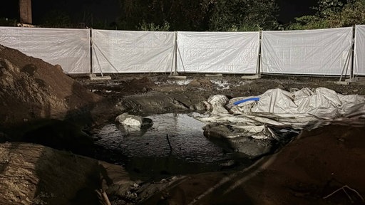 In einer Sprenggrube einer Weltkriegsbombe sammelt sich Wasser.