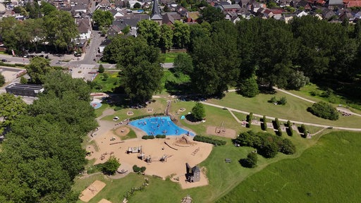 Ein Wasserspielplatz in Monheim am Rhein von oben
