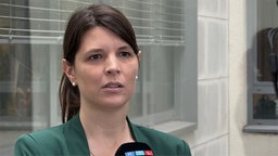 Frau mit dunkelbraunen Haaren in Portraitansicht
