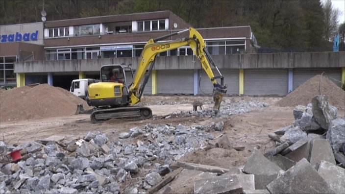 Bagger auf Freibadwiese beim Abriss des Wellenbades in Velbert-Langenberg