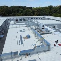 Bild von oben auf zahlreiche Container auf zwei Stockwerken
