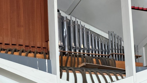 Orgelpfeifen in einer Velbelter Kirche fehlen