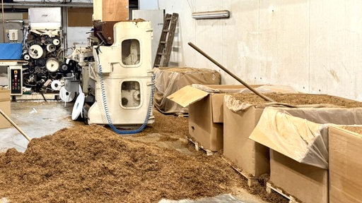 Illegale Zigarettenfabrik. Maschine mit Tabak Container