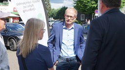 der Bürgermeister unterhält sich mit Bürgern