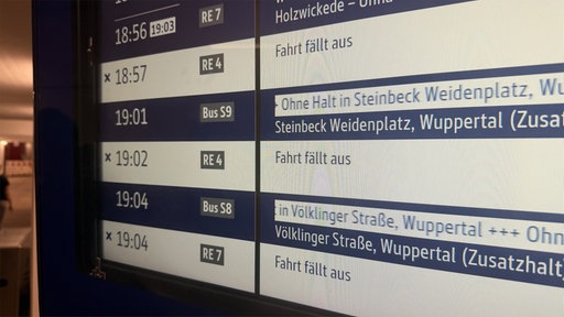 Auf einer Anzeigetafel der Deutschen Bahn stehen mehrere Verbindungen, die ausfallen, darunter etwa der RE 4 um 19:02 Uhr.