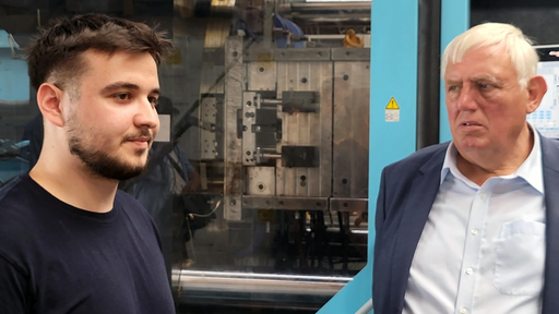 Karl-Josef Laumann im Gespräch mit einem Mitarbeiter vor einer Maschine