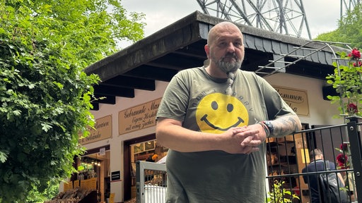 Stefan Böhm vor seinem Kiosk im Müngstener Brückenpark