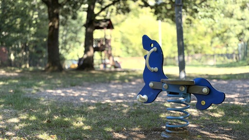 Ein Spielplatz in Engelskirchen, im Vordergrund eine Wippe.
