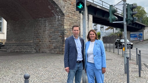 Bürgermeister Raoul Halding-Hoppenheit und Initiatorin Inga Bormann