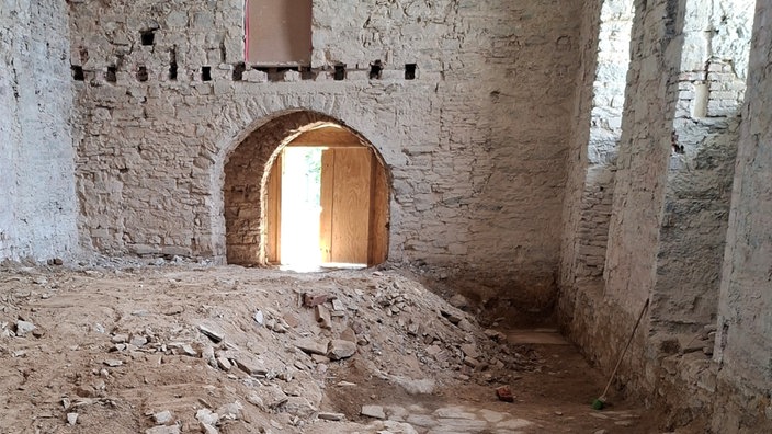 Mauer und Maueröffnung aus hellem Stein