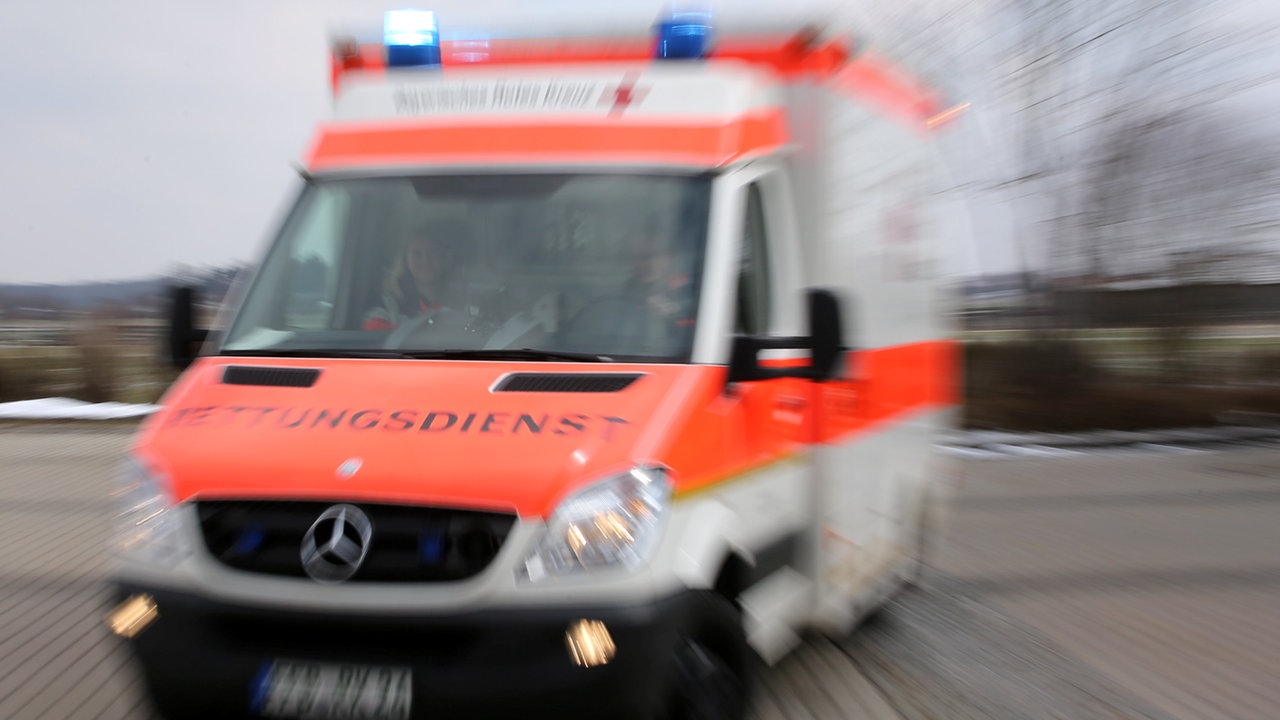 Ein Rettungswagen mit Blaulicht im Einsatz