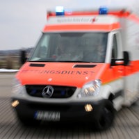 Ein Rettungswagen mit Blaulicht im Einsatz
