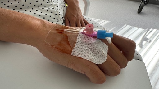 Eine Hand in Großaufnahme mit einem blutigen Verband