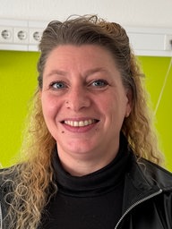 Praxisanleiterin Sabine Köll steht im "Room of Error"