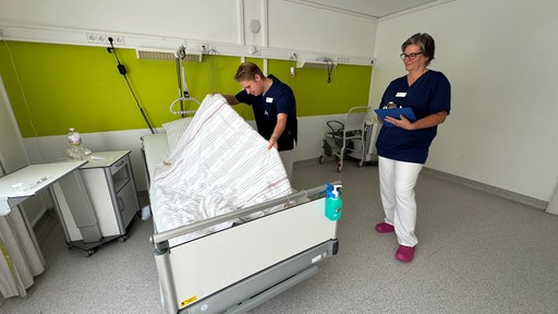Zwei Pflegeazubis sind "Room of Error" auf Fehlersuche