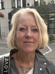 Silviasteht auf der Straße