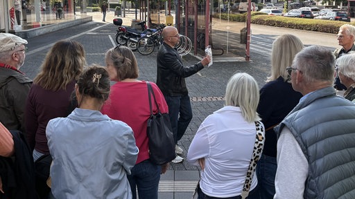 Eine Gruppe schaut auf einen Mann