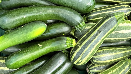 Frisch geernetete Zucchinis auf dem Feld von Marc Berger in Wipperfürth