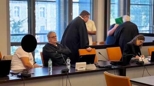 Angeklagter mit weißem T-Shirt im Gericht