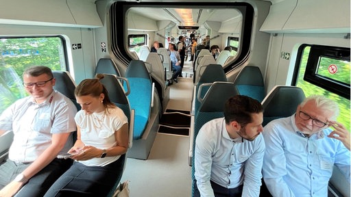 die RE47 mit Passagieren von innen