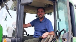 Landwirt in einem Trecker