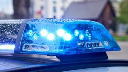 Ein leuchtendes Martinshorn eines Einsatzwagens der Polizei.